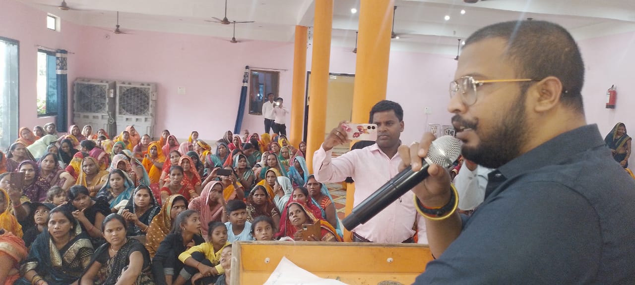 कार्यक्रम को सम्बोधित करते मुख्य अतिथि ब्लॉक प्रमुख गजेंद्र प्रताप सिंह कार्यक्रम को सम्बोधित करते मुख्य अतिथि ब्लॉक प्रमुख गजेंद्र प्रताप सिंह