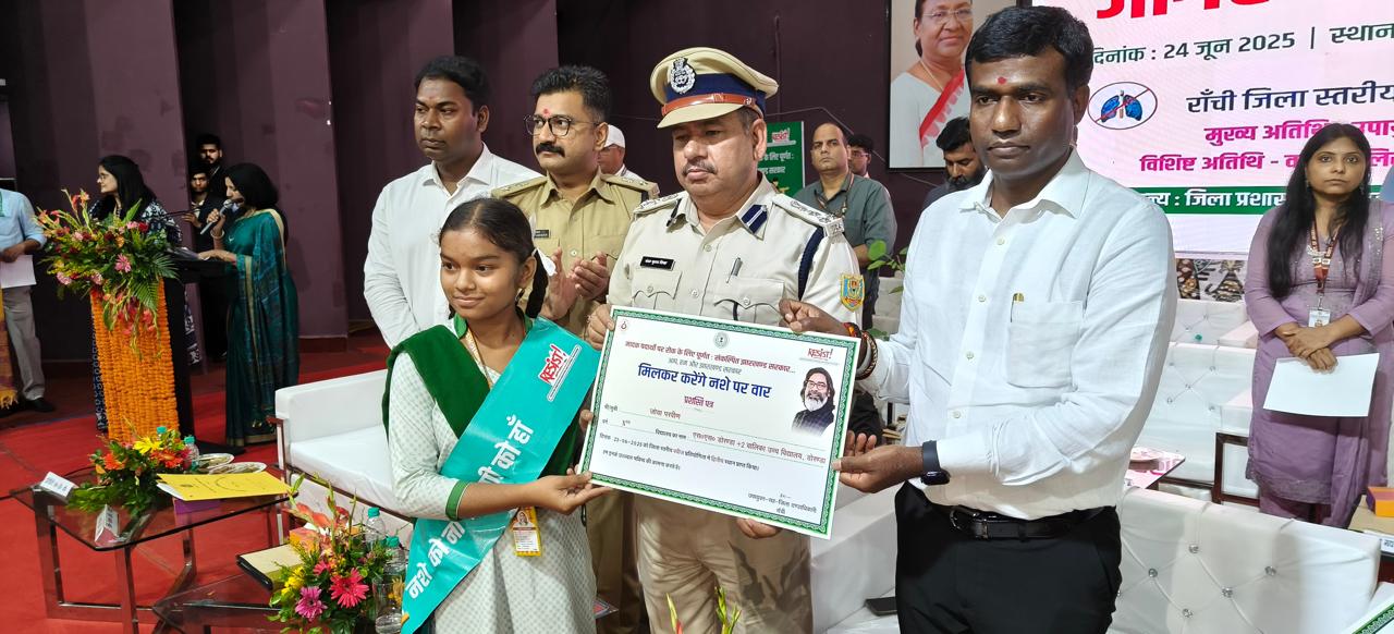 छात्रों को प्रशस्ति पत्र देते डीआईजी और उपायुक्त छात्रों को प्रशस्ति पत्र देते डीआईजी और उपायुक्त