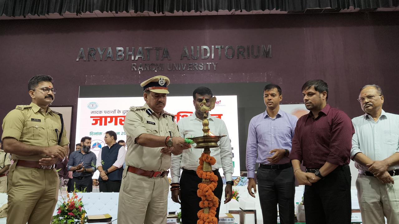 कार्यक्रम का उद्घाटन करते एसएसपी और डीआईजी कार्यक्रम का उद्घाटन करते एसएसपी और डीआईजी