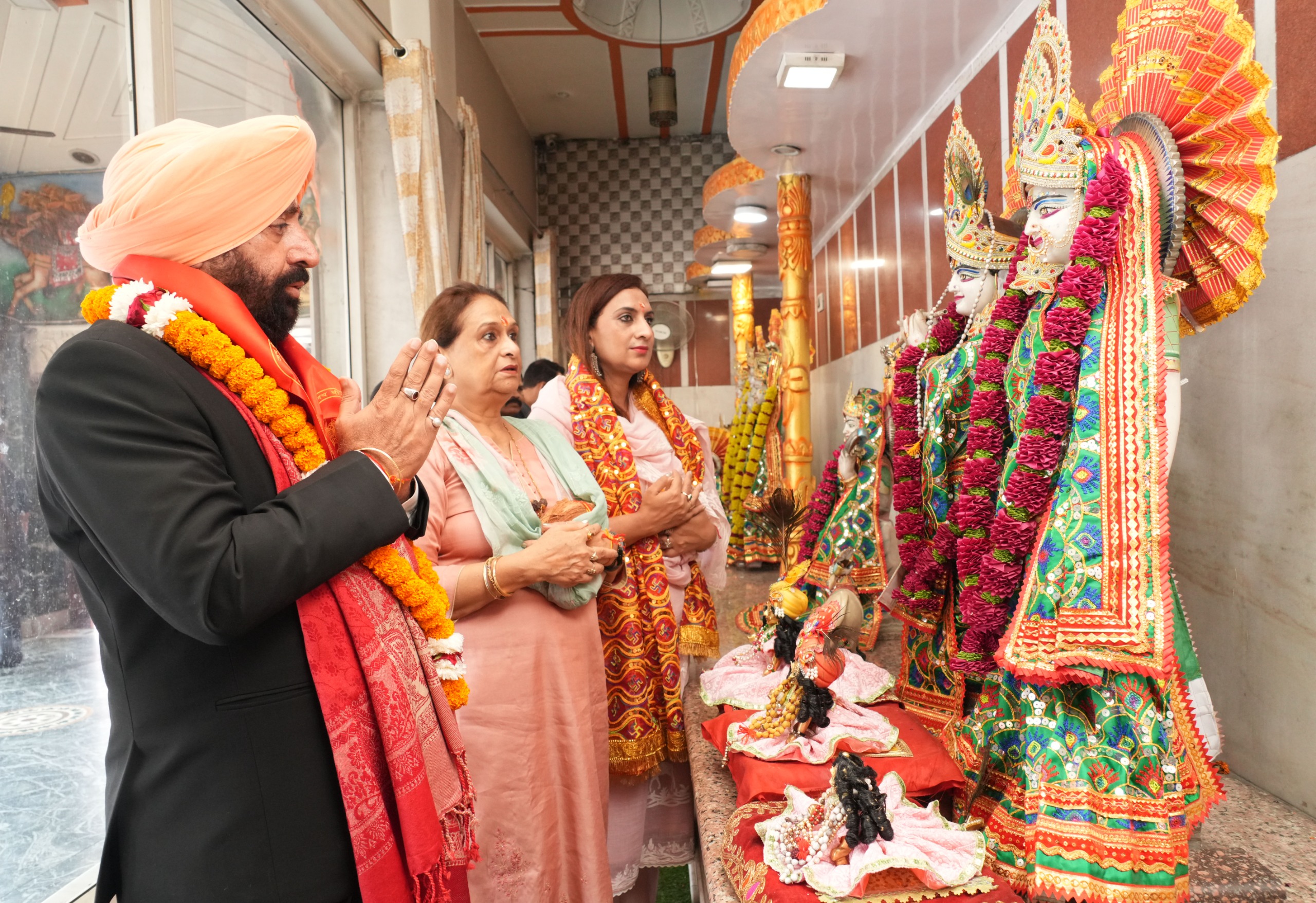 राज्यपाल पंचमुखी हनुमान मंदिर में पूजा-अर्चना करते। राज्यपाल पंचमुखी हनुमान मंदिर में पूजा-अर्चना करते।