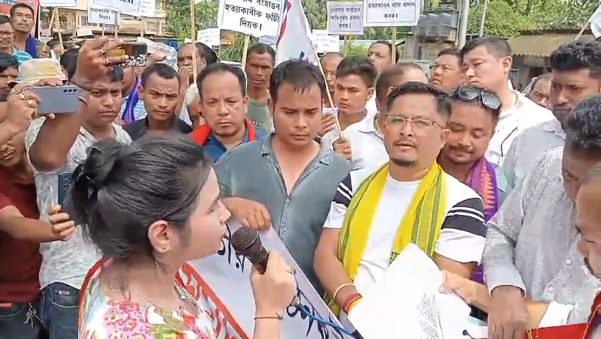 युवक के मौत को लेकर विशाल विरोध प्रदर्शन युवक के मौत को लेकर विशाल विरोध प्रदर्शन