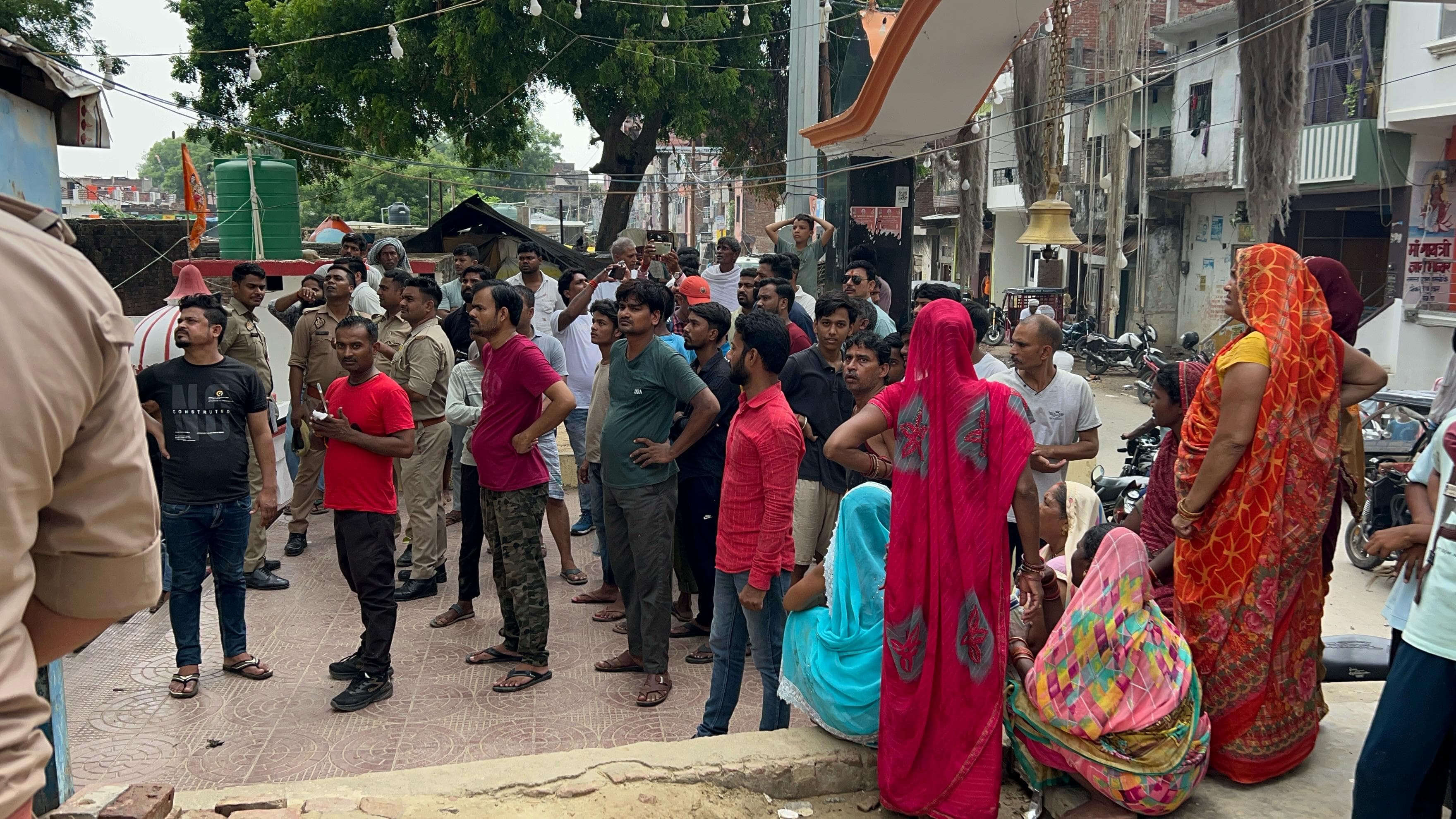 मौके पर उमड़ी भीड़ मौके पर उमड़ी भीड़