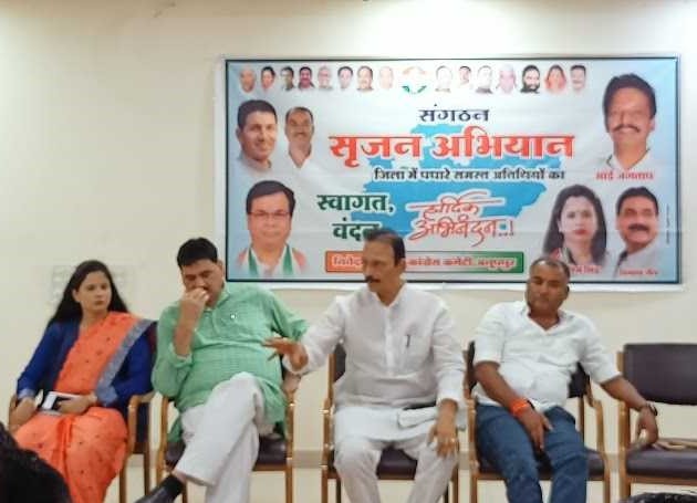 पत्रकारो से चर्चा करते पर्यवेक्षक पत्रकारो से चर्चा करते पर्यवेक्षक