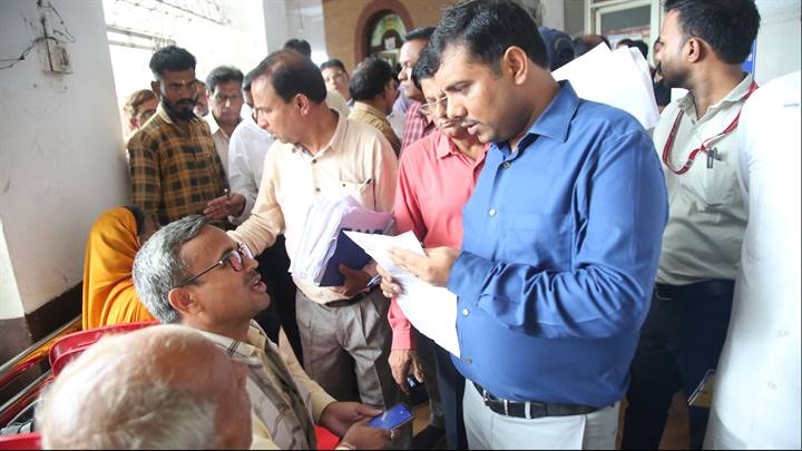 भोपाल में कलेक्टर ने सुनी आवेदकों की समस्याएं भोपाल में कलेक्टर ने सुनी आवेदकों की समस्याएं