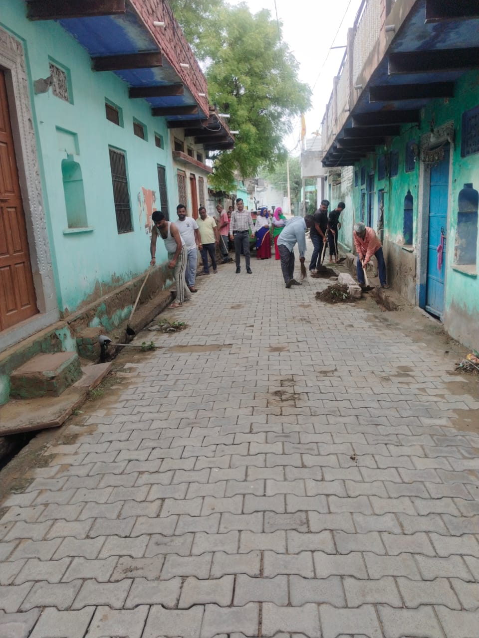 साफ सफाई करते ग्रामीण। साफ सफाई करते ग्रामीण।