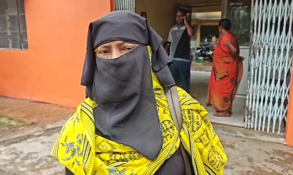 थाने में पहुंची मुस्तकीम की पत्नी मुन्नी थाने में पहुंची मुस्तकीम की पत्नी मुन्नी