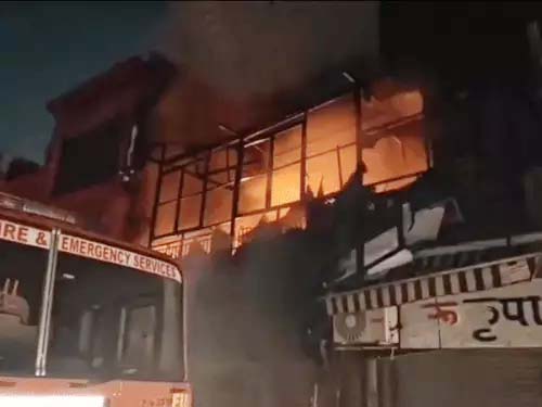 ओल्ड फरीदाबाद की मैन मार्किट में ग्रोसरी स्टोर में लगी आग। ओल्ड फरीदाबाद की मैन मार्किट में ग्रोसरी स्टोर में लगी आग।