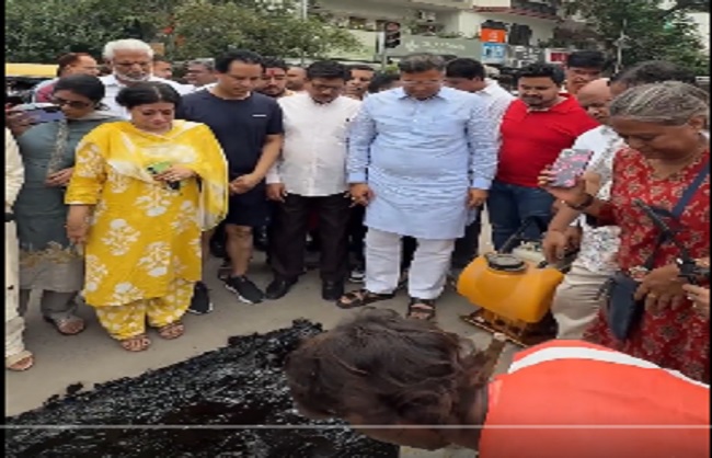 पीडब्ल्यूडी मंत्री प्रवेश साहिब सिंह सड़क मरम्मत कार्यों का निरीक्षण करते हुए पीडब्ल्यूडी मंत्री प्रवेश साहिब सिंह सड़क मरम्मत कार्यों का निरीक्षण करते हुए