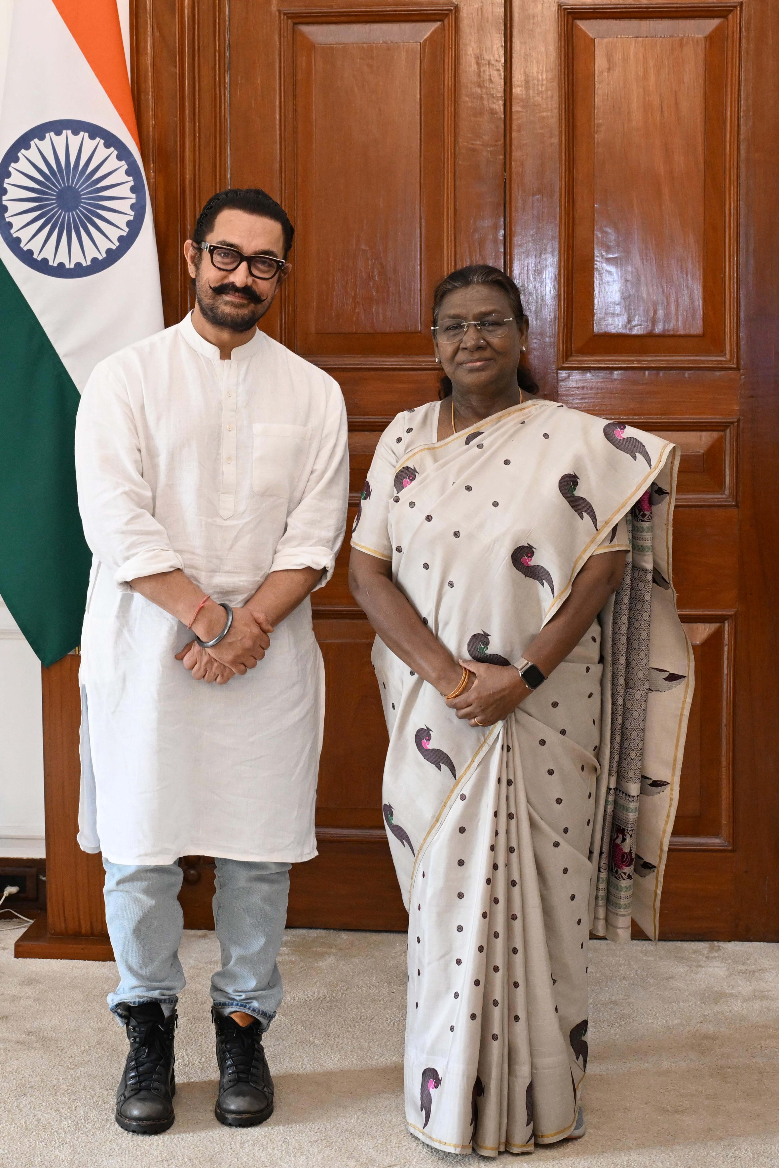 अभिनेता आमिर खान मंगलवार को राष्ट्रपति द्रौपदी मुर्मु से राष्ट्रपति भवन में मुलाकात के दौरान अभिनेता आमिर खान मंगलवार को राष्ट्रपति द्रौपदी मुर्मु से राष्ट्रपति भवन में मुलाकात के दौरान