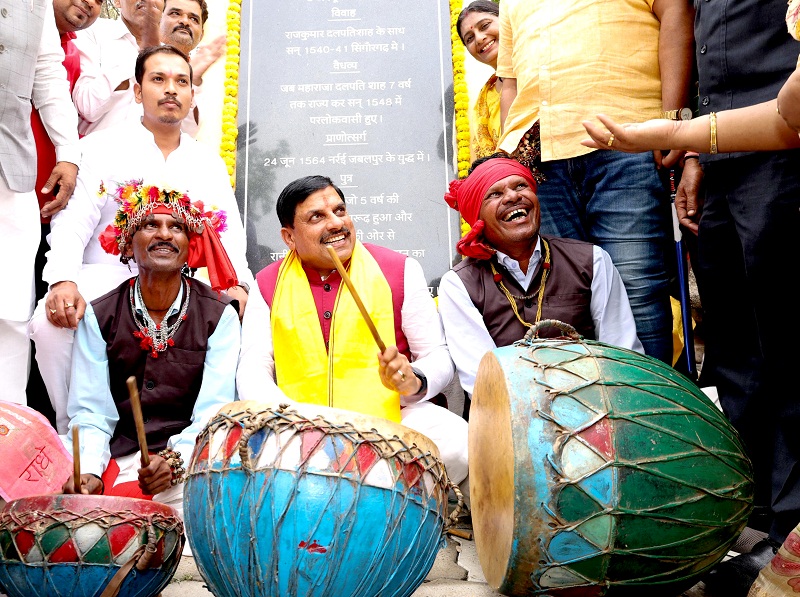 जनजातीय समाज का अभिवादन और नर्तक दल का उत्साहवर्धन जनजातीय समाज का अभिवादन और नर्तक दल का उत्साहवर्धन