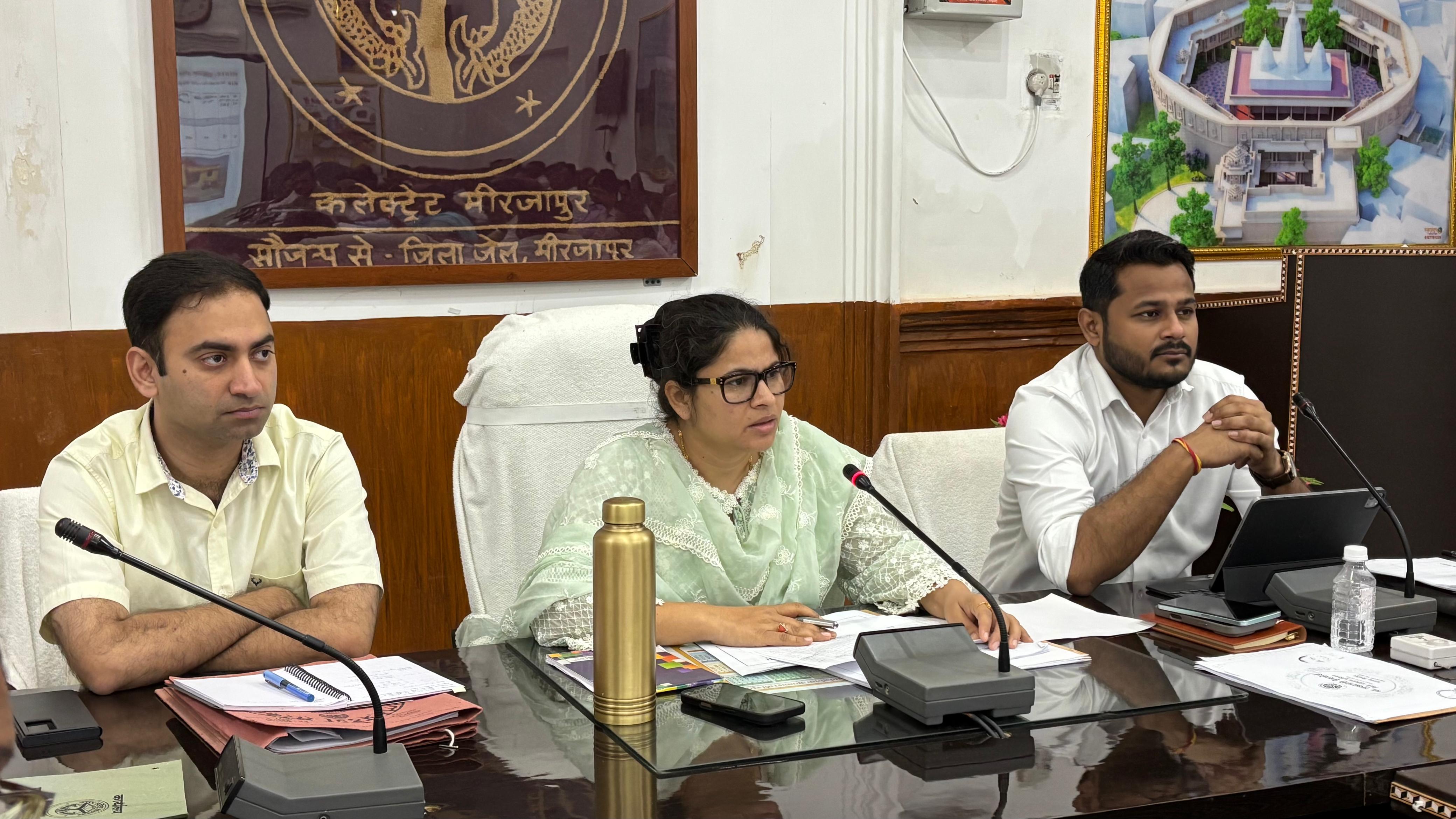 कलेक्ट्रेट सभागार में समीक्षा बैठक करती जिलाधिकारी प्रियंका निरंजन व अन्य।