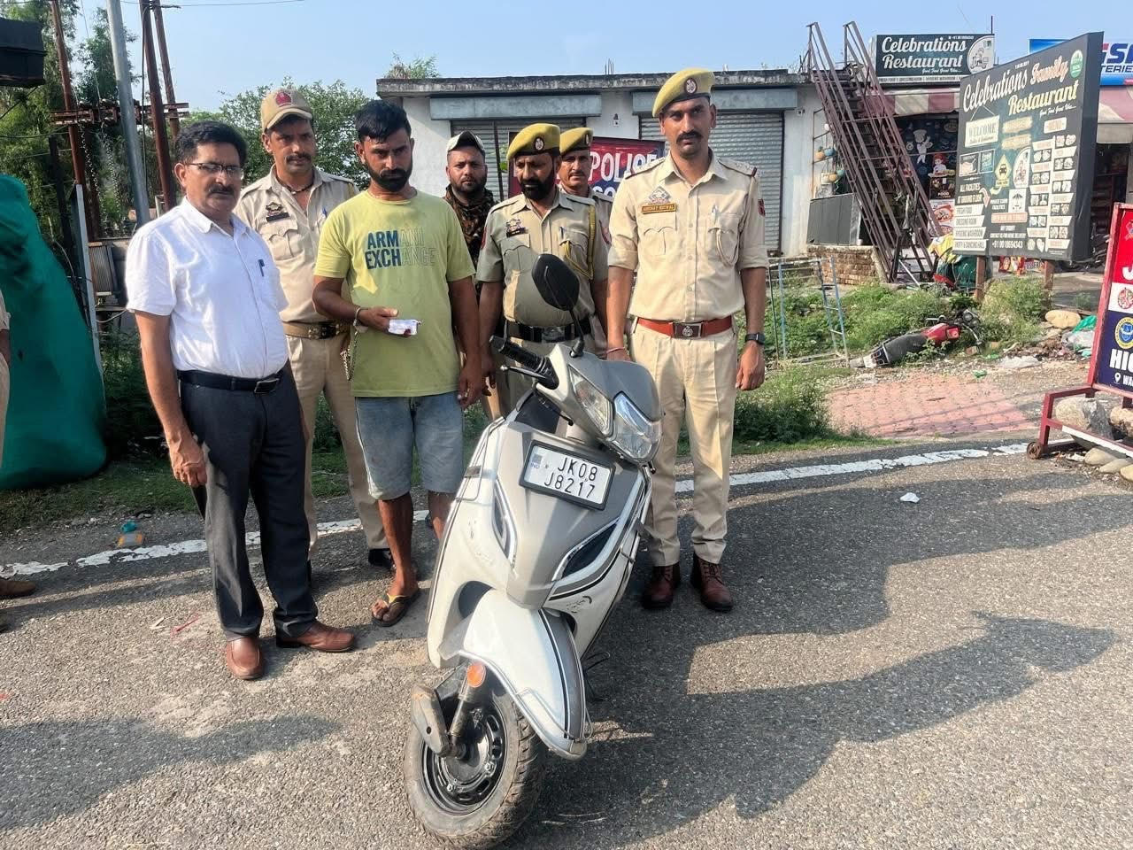 A smuggler arrested with chitta at Atal Setu Naka A smuggler arrested with chitta at Atal Setu Naka