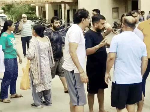 सोसाइटी में मौके पर मौजूद लोग सोसाइटी में मौके पर मौजूद लोग