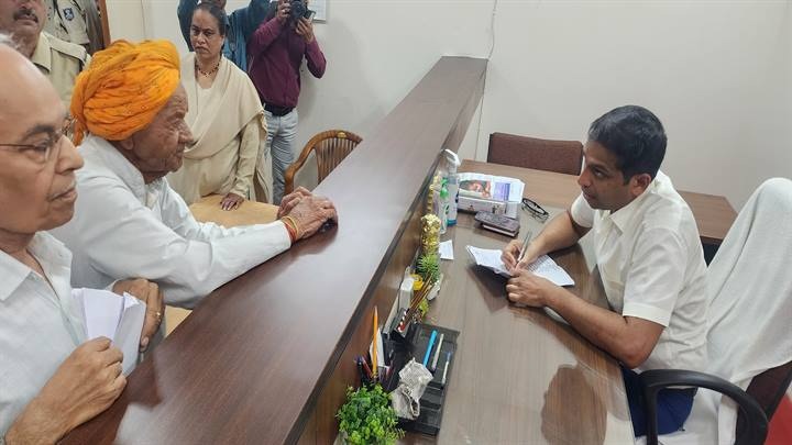 इंदौरः कलेक्टर आशीष सिंह ने आमजन से रूबरू होकर सुनी समस्याएं इंदौरः कलेक्टर आशीष सिंह ने आमजन से रूबरू होकर सुनी समस्याएं
