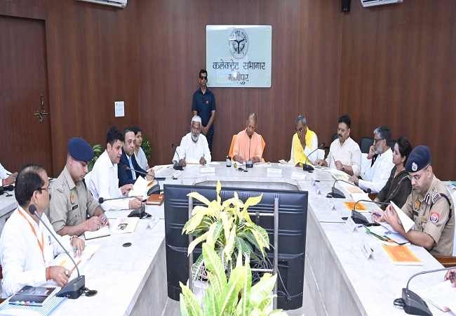 गाजीपुर में समीक्षा बैठक करते मुख्यमंत्री योगी गाजीपुर में समीक्षा बैठक करते मुख्यमंत्री योगी