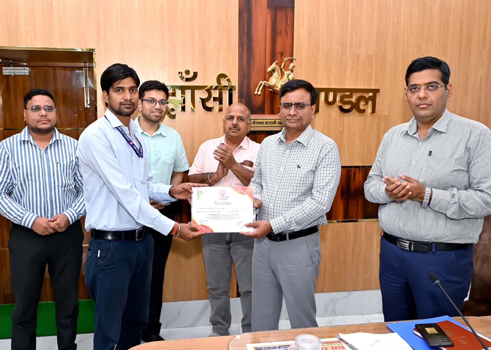 लोको पायलट को सम्मानित करते डीआरएम लोको पायलट को सम्मानित करते डीआरएम