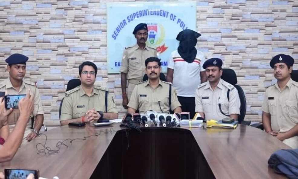 लुक आउट के द्वारा गिरफ्तार अपराधी लुक आउट के द्वारा गिरफ्तार अपराधी