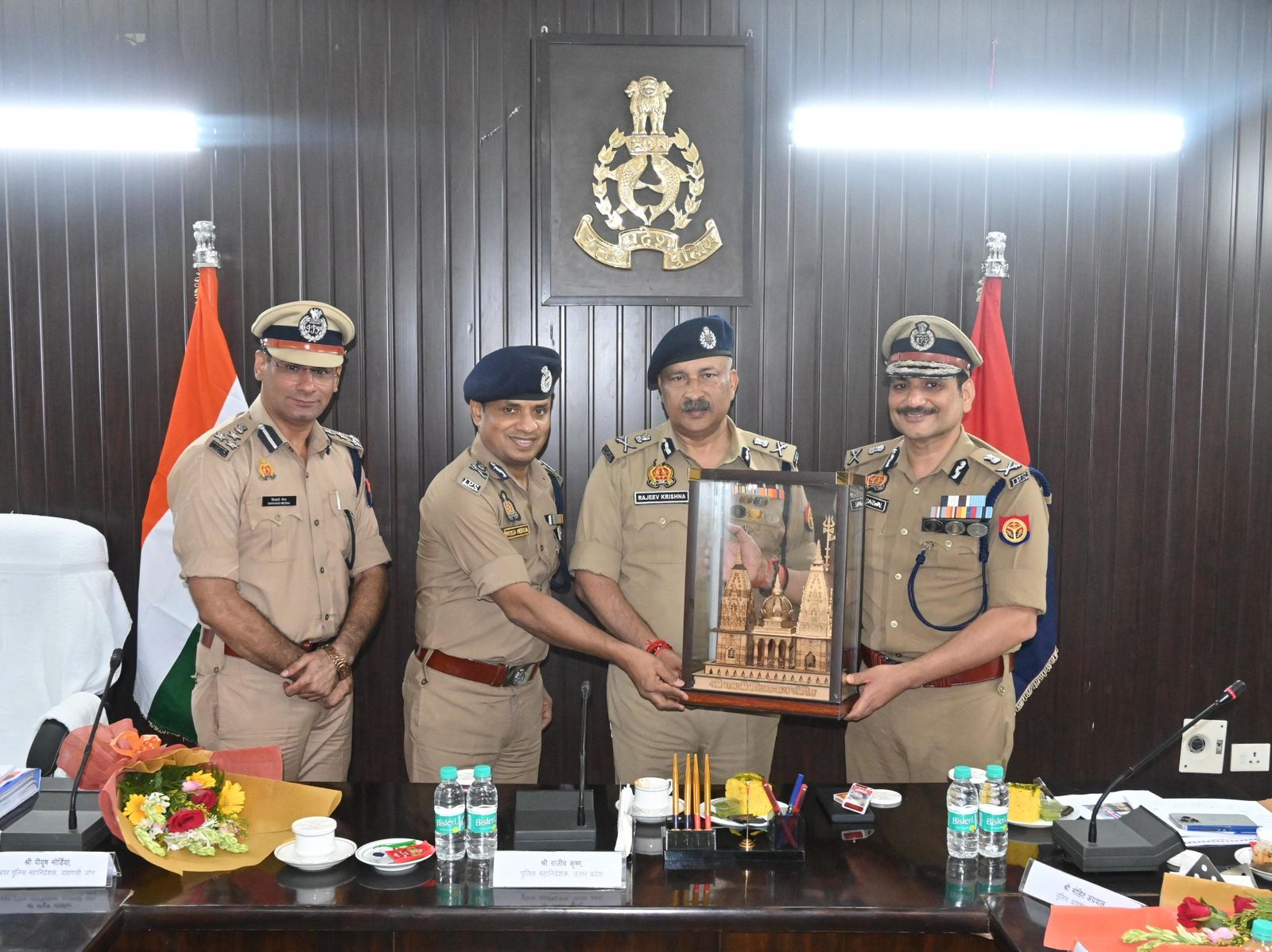 प्रदेश के डीजीपी राजीव कृष्ण को स्मृति चिंह देते पुलिस कमिश्नर प्रदेश के डीजीपी राजीव कृष्ण को स्मृति चिंह देते पुलिस कमिश्नर