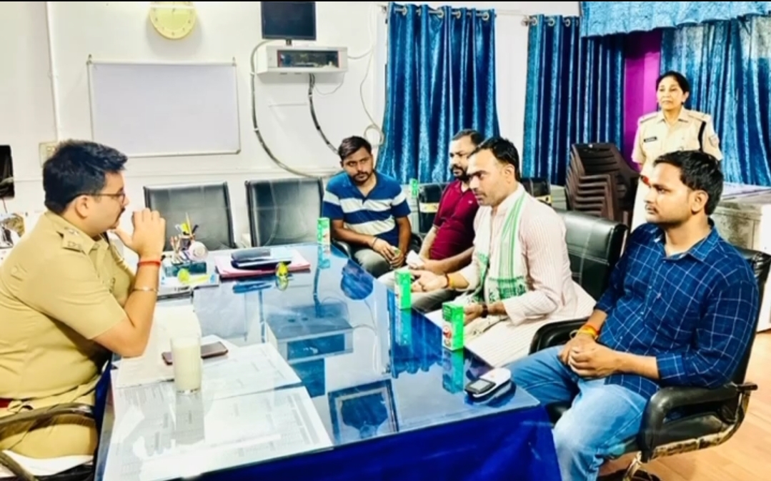 एसपी से मिलते कुमार अमित एसपी से मिलते कुमार अमित