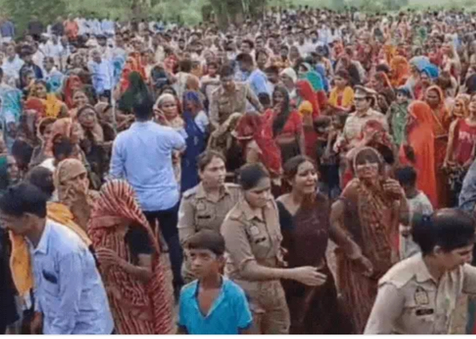 मौके पर लगी भीड़ मौके पर लगी भीड़