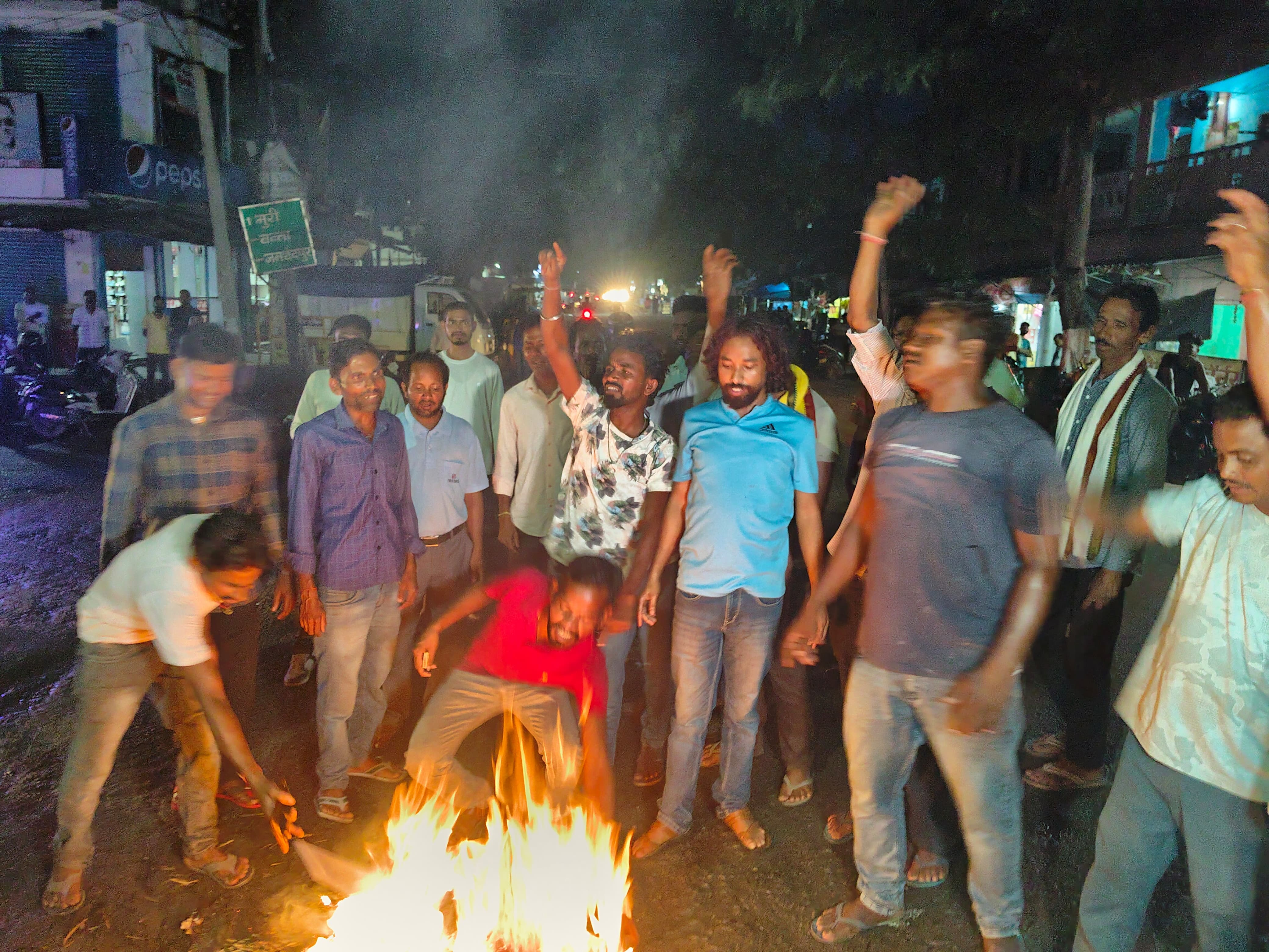 पुतला दहन कार्यक्रम में शामिल देवेंद्रनाथ महतो व अन्य पुतला दहन कार्यक्रम में शामिल देवेंद्रनाथ महतो व अन्य