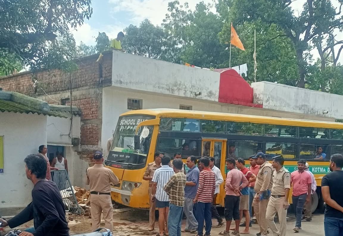 घटना स्थल में खडी बस घटना स्थल में खडी बस