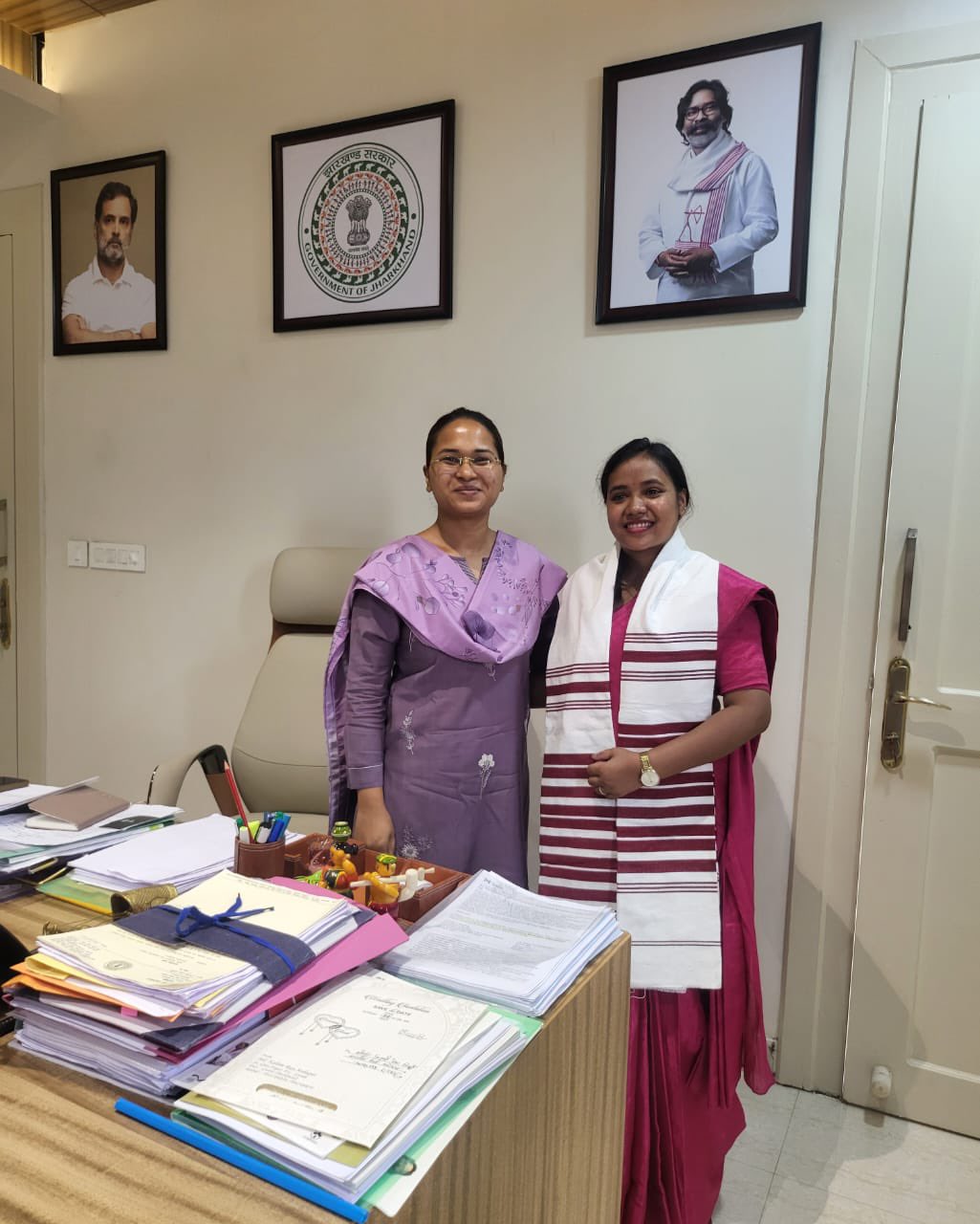 लेखिका को बधाई देती मंत्री शिल्पी तिर्की लेखिका को बधाई देती मंत्री शिल्पी तिर्की
