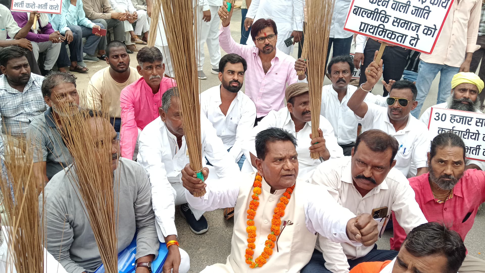 ग्यारह सूत्रीय मांगों को लेकर वाल्मीकि समाज के लोगों ने सरकार को घेरा ग्यारह सूत्रीय मांगों को लेकर वाल्मीकि समाज के लोगों ने सरकार को घेरा