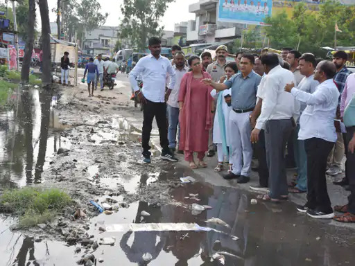 पलवल में मानसून काे लेकर नालों का जायजा लेते डीसी व अन्य अधिकारी। पलवल में मानसून काे लेकर नालों का जायजा लेते डीसी व अन्य अधिकारी।