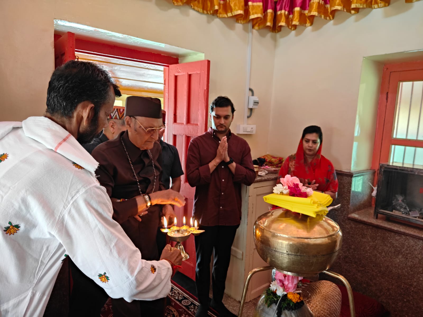 डॉ. करण सिंह ने पहलगाम स्थित शिव-गौरी मंदिर का दौरा किया, अमरनाथ यात्रा से पहले शांति और सद्भाव बनाए रखने की अपील डॉ. करण सिंह ने पहलगाम स्थित शिव-गौरी मंदिर का दौरा किया, अमरनाथ यात्रा से पहले शांति और सद्भाव बनाए रखने की अपील