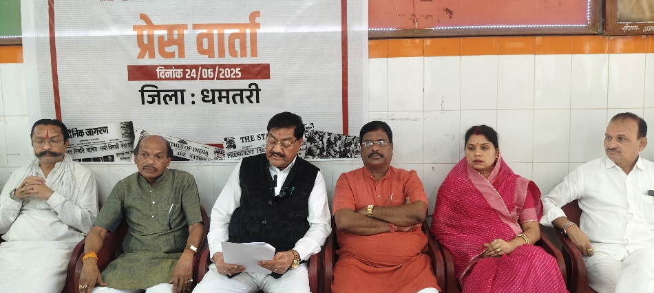 आपातकाल के 50 वर्ष पूरे होने पर प्रेस वार्ता को संबोधित करते हुए कैबिनेट मंत्री दयालदास बघेल। आपातकाल के 50 वर्ष पूरे होने पर प्रेस वार्ता को संबोधित करते हुए कैबिनेट मंत्री दयालदास बघेल।