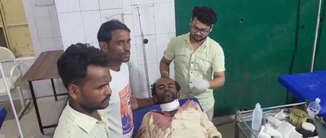 इलाज करते डॉक्टर इलाज करते डॉक्टर