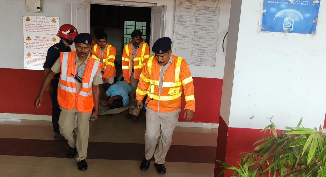 कोकराझार स्टेशन पर पटरी से ट्रेन उतरने एवं अग्निकांड की स्थिति को लेकर संयुक्त मॉक ड्रिल आयोजित। कोकराझार स्टेशन पर पटरी से ट्रेन उतरने एवं अग्निकांड की स्थिति को लेकर संयुक्त मॉक ड्रिल आयोजित।