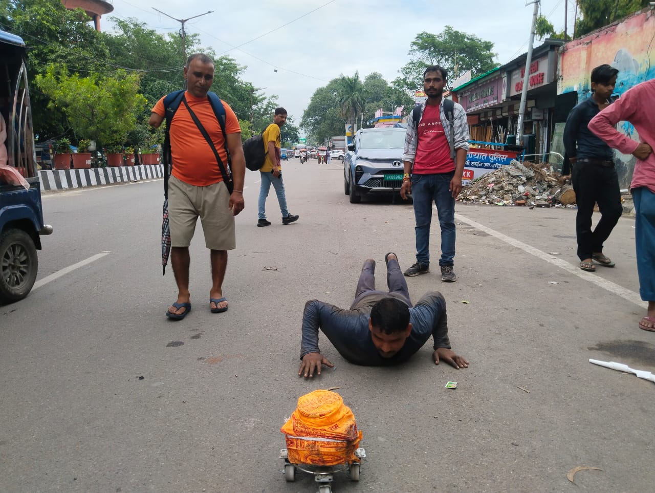 दंडवत कावड़ ले जाते अमित त्यागी दंडवत कावड़ ले जाते अमित त्यागी