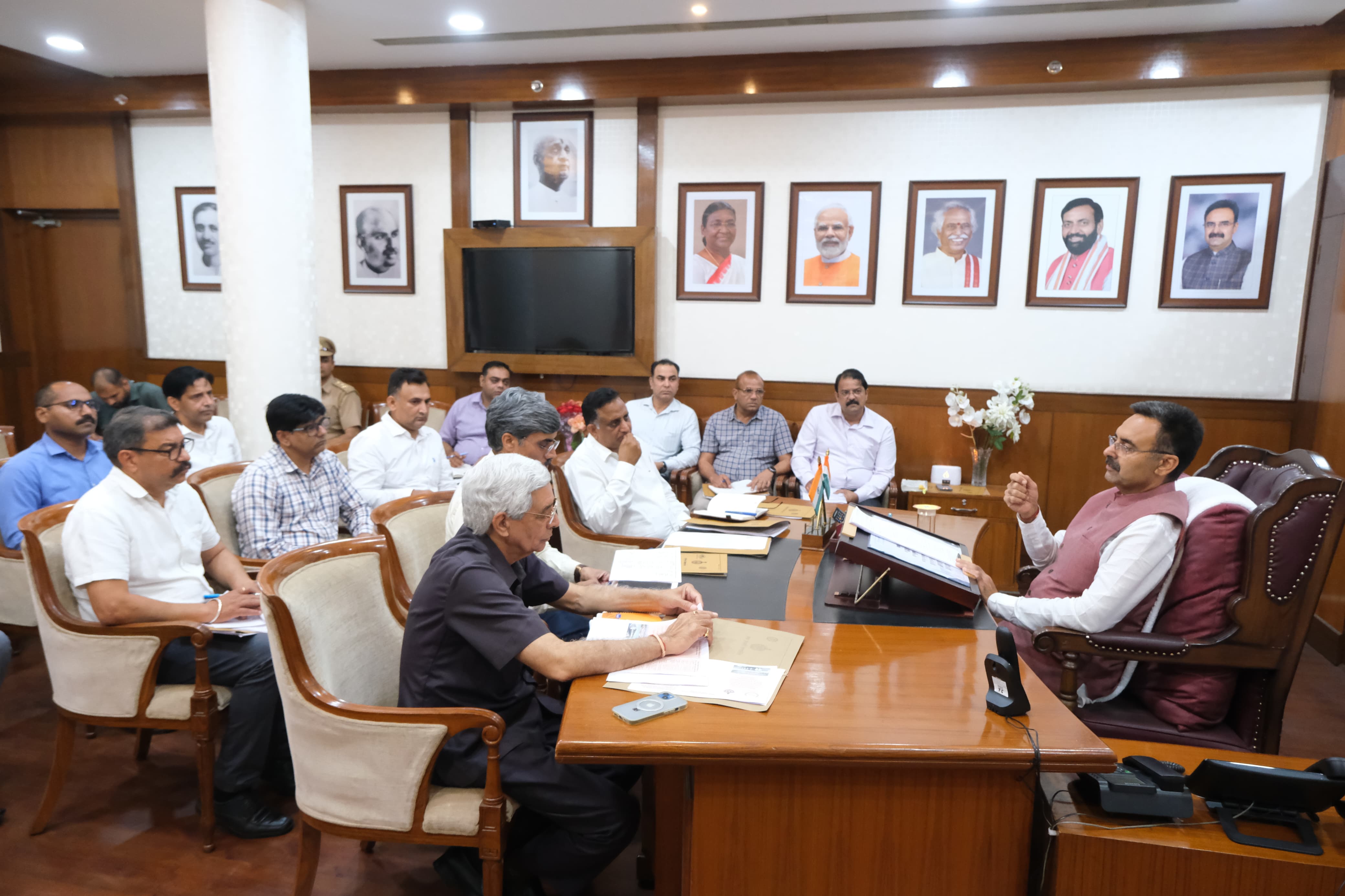 हरियाणा विधानसभा अध्यक्ष अधिकारियों की बैठक लेते हुए हरियाणा विधानसभा अध्यक्ष अधिकारियों की बैठक लेते हुए