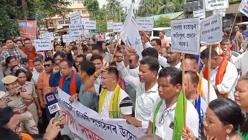 युवक के मौत को लेकर विशाल विरोध प्रदर्शन युवक के मौत को लेकर विशाल विरोध प्रदर्शन