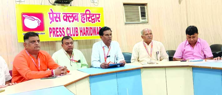 पत्रकारों से वार्ता करते हुए पत्रकारों से वार्ता करते हुए