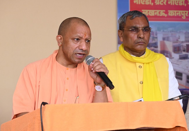 गाजीपुर में पत्रकारों से वार्ता करते सीएम योगी, साथ में मंत्री ओपी राजभर गाजीपुर में पत्रकारों से वार्ता करते सीएम योगी, साथ में मंत्री ओपी राजभर