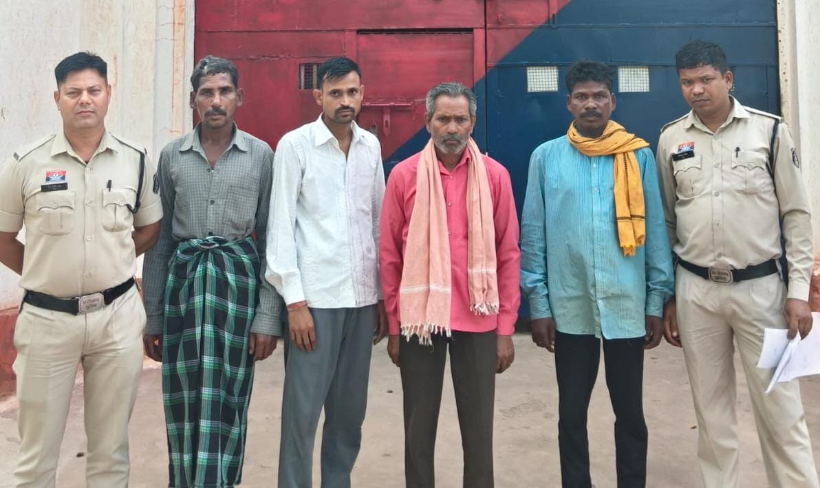 कोरबा पुलिस की बड़ी कार्रवाई: 101 वारंटियों को गिरफ्तार कर न्यायालय में पेश किया कोरबा पुलिस की बड़ी कार्रवाई: 101 वारंटियों को गिरफ्तार कर न्यायालय में पेश किया