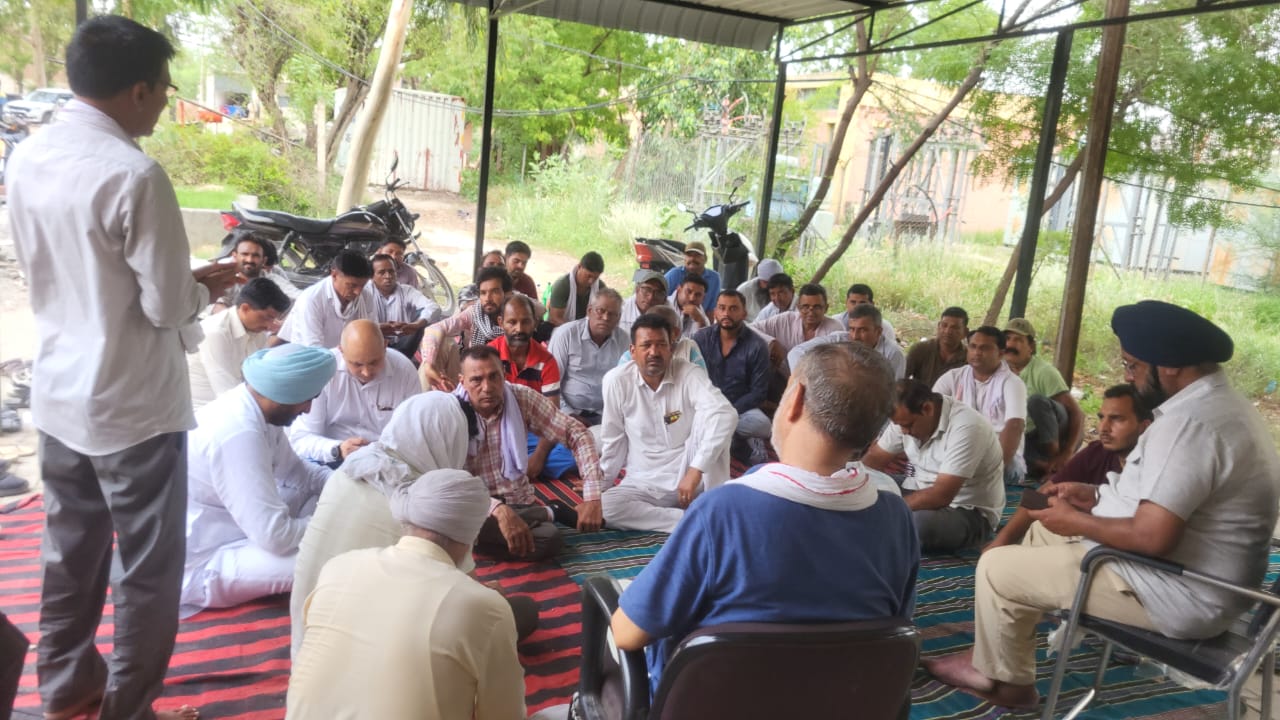 हड़ताल को लेकर बैठक करते कर्मचारी। हड़ताल को लेकर बैठक करते कर्मचारी।