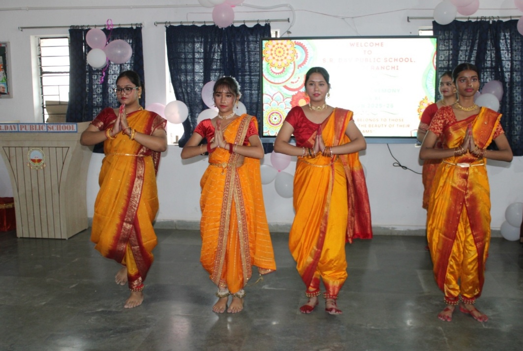 एसआर डीएवी में कार्यक्रम प्रस्तुत करती क्षात्राएं एसआर डीएवी में कार्यक्रम प्रस्तुत करती क्षात्राएं