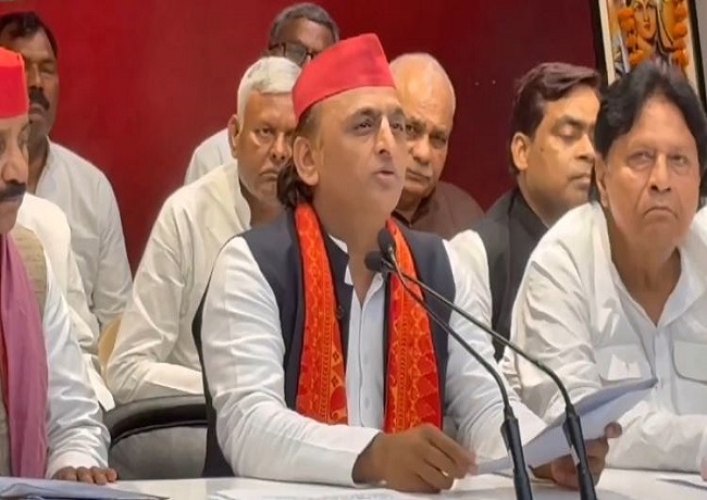 सपा अध्यक्ष अखिलेश यादव पत्रकारों को संबोधित करते हुए। सपा अध्यक्ष अखिलेश यादव पत्रकारों को संबोधित करते हुए।