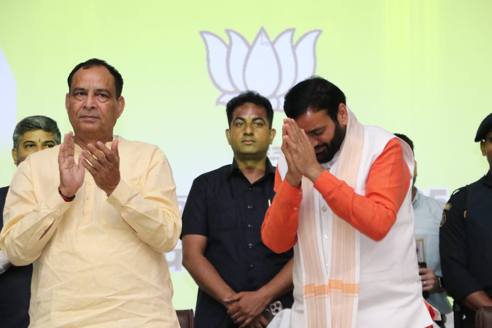 हरियाणा के मुख्यमंत्री नायब सैनी पंचकूला में प्रदेश भर से आए कार्यकर्ताओं का अभिवादन करते हुए हरियाणा के मुख्यमंत्री नायब सैनी पंचकूला में प्रदेश भर से आए कार्यकर्ताओं का अभिवादन करते हुए