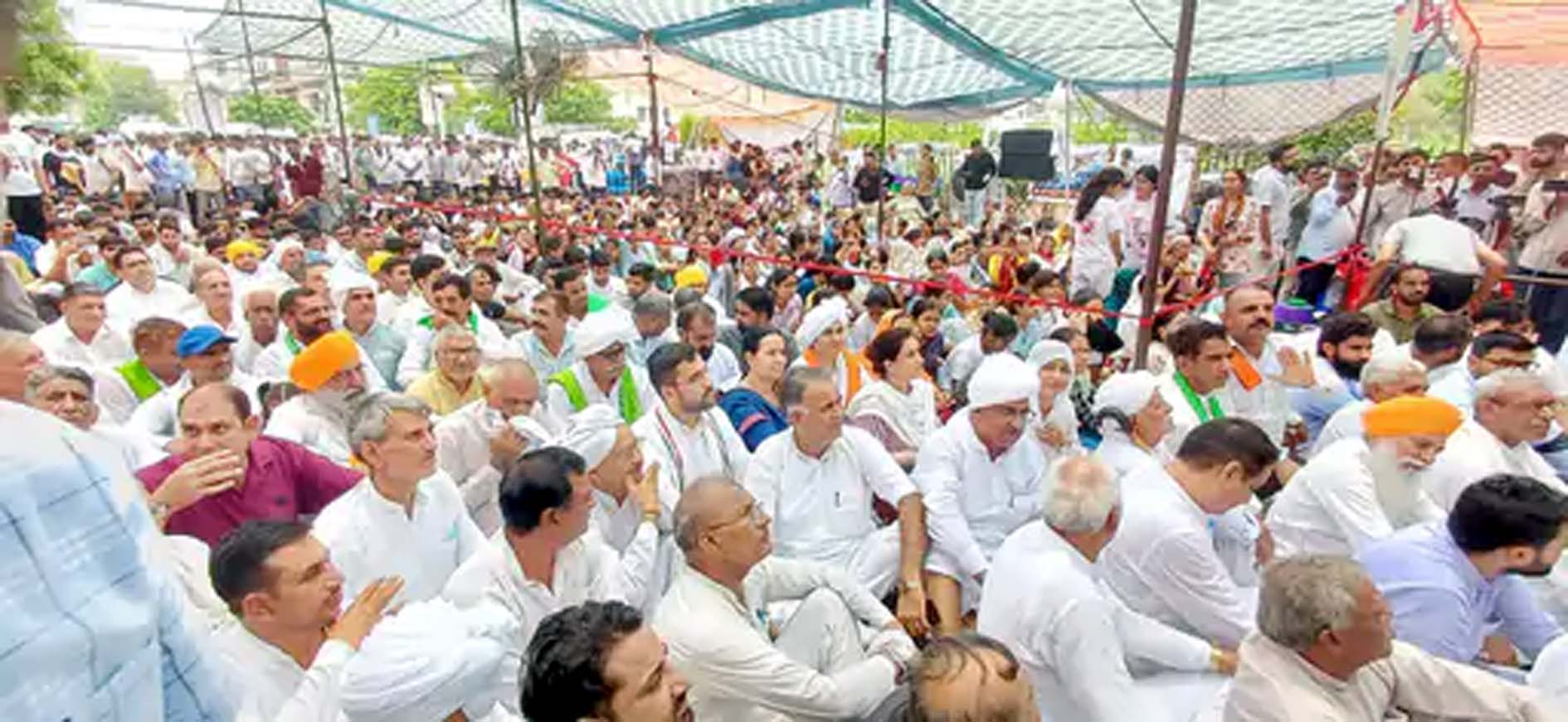 छात्र न्याय पंचायत में बैठे विभिन्न संगठनों के प्रतिनिधि। छात्र न्याय पंचायत में बैठे विभिन्न संगठनों के प्रतिनिधि।