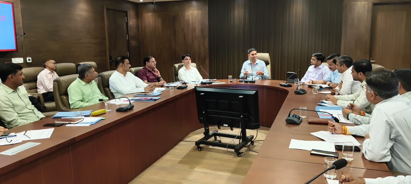 नगर निगम गुरुग्राम में समीक्षा बैठक लेते आयुक्त प्रदीप दहिया। नगर निगम गुरुग्राम में समीक्षा बैठक लेते आयुक्त प्रदीप दहिया।