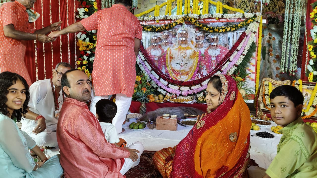 त्रिनेत्र गणेश दरबार का विशेष पूजन करते यजमान त्रिनेत्र गणेश दरबार का विशेष पूजन करते यजमान