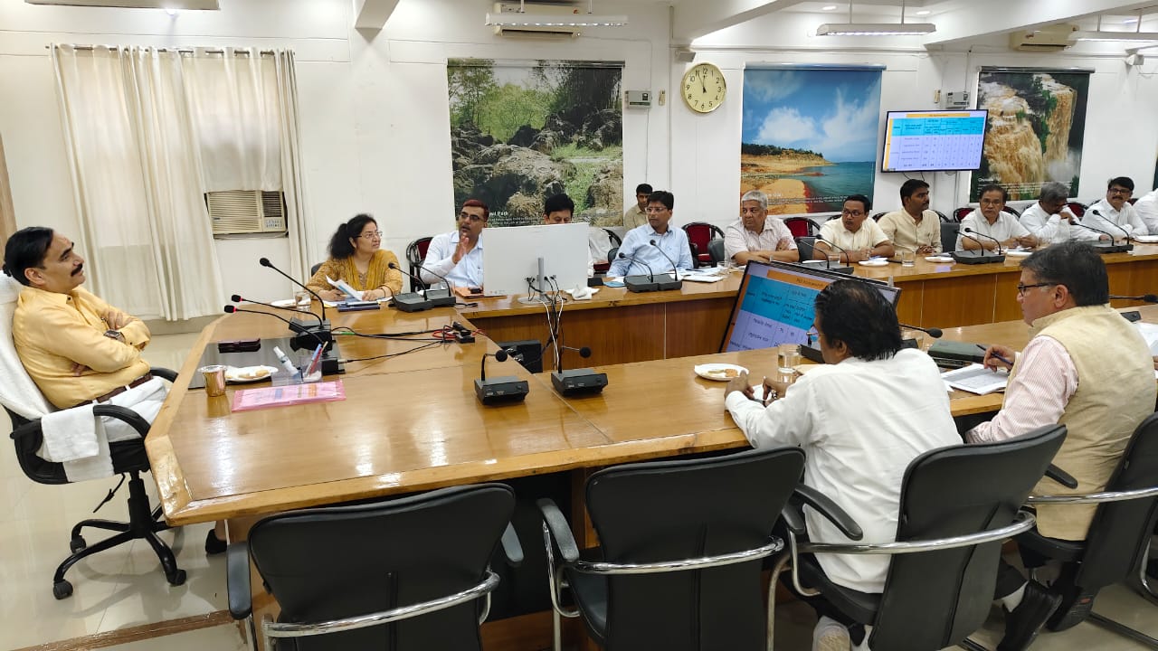 आयुक्त कार्यालय सभागार में मंडलीय समीक्षा बैठक करते मंडलायुक्त बालकृष्ण त्रिपाठी । आयुक्त कार्यालय सभागार में मंडलीय समीक्षा बैठक करते मंडलायुक्त बालकृष्ण त्रिपाठी ।