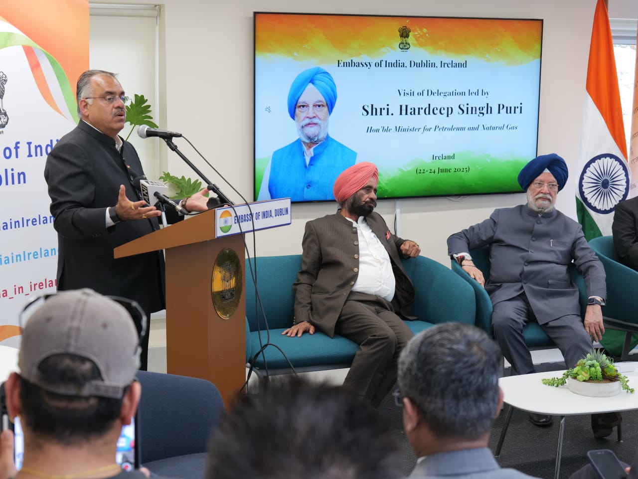 आयरलैंड स्थित भारतीय दूतावास में प्रवासी भारतीयों एवं ओवरसीज फ्रेंड्स ऑफ़ भाजपा के कार्यकर्ताओं के साथ संवाद करते हुए तरुण चुघ आयरलैंड स्थित भारतीय दूतावास में प्रवासी भारतीयों एवं ओवरसीज फ्रेंड्स ऑफ़ भाजपा के कार्यकर्ताओं के साथ संवाद करते हुए तरुण चुघ