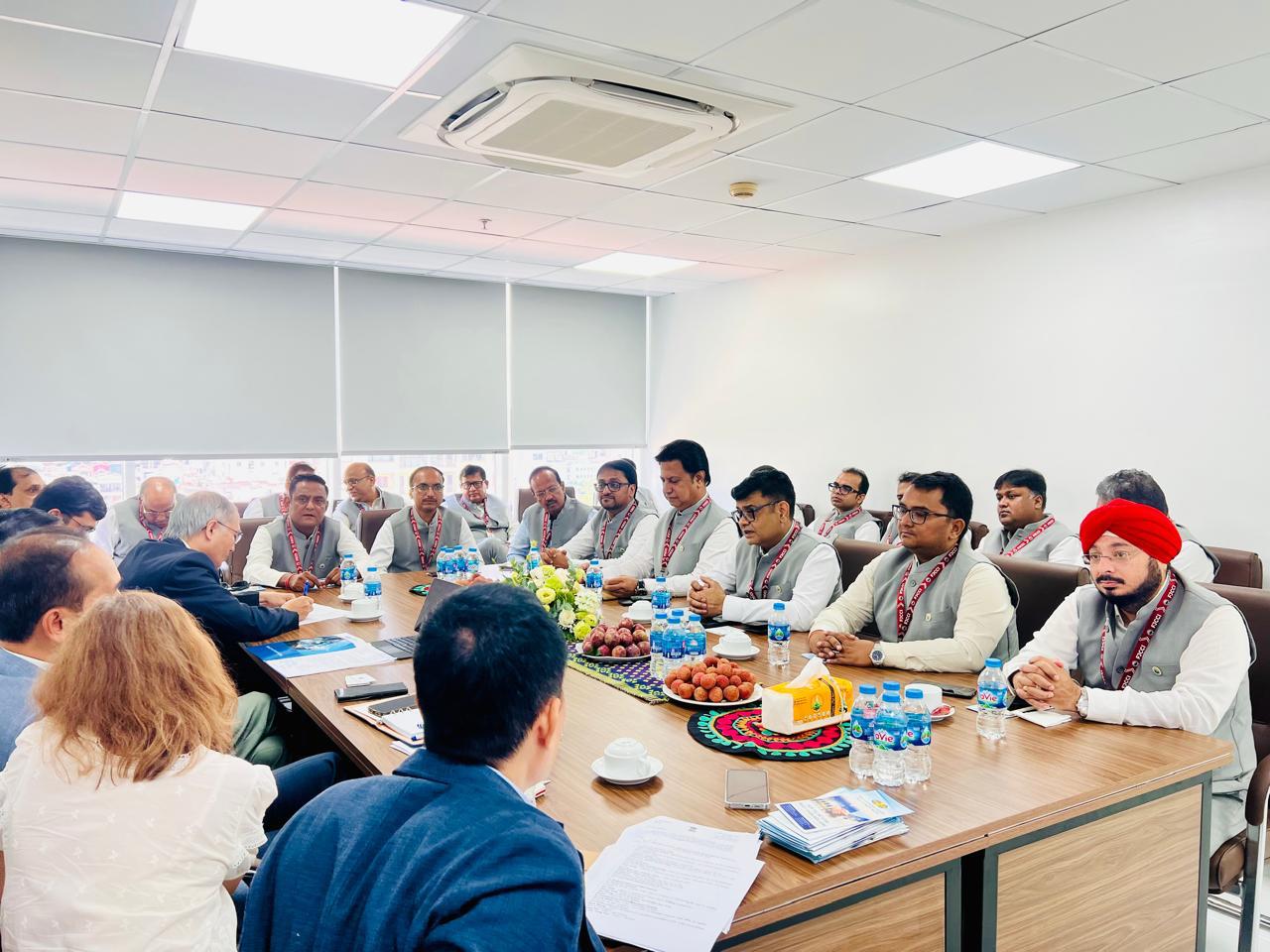 बैठक में शामिल चेम्बर्स के पदाधिकारी और अन्य बैठक में शामिल चेम्बर्स के पदाधिकारी और अन्य