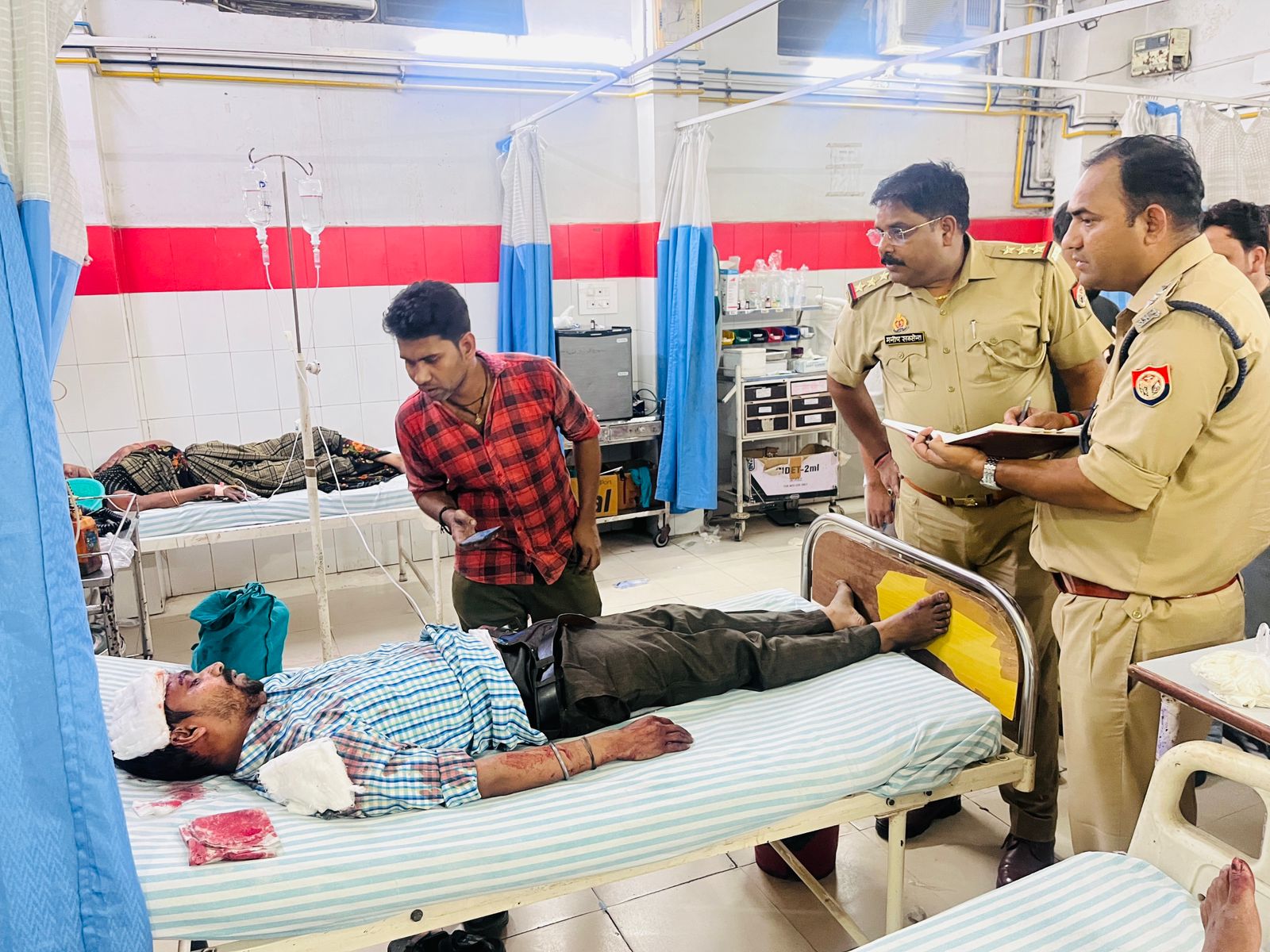 थाना सिविल लाइंस क्षेत्र में अगवानपुर ओवर ब्रिज के पास पलटी पडी मिनी बस। अस्पताल पहुंचकर घायलों का हाल जानते क्षेत्राधिकारी कुलदीप गुप्ता और सिविल लाइन इंस्पेक्टर मनीष सक्सेना। थाना सिविल लाइंस क्षेत्र में अगवानपुर ओवर ब्रिज के पास पलटी पडी मिनी बस। अस्पताल पहुंचकर घायलों का हाल जानते क्षेत्राधिकारी कुलदीप गुप्ता और सिविल लाइन इंस्पेक्टर मनीष सक्सेना।